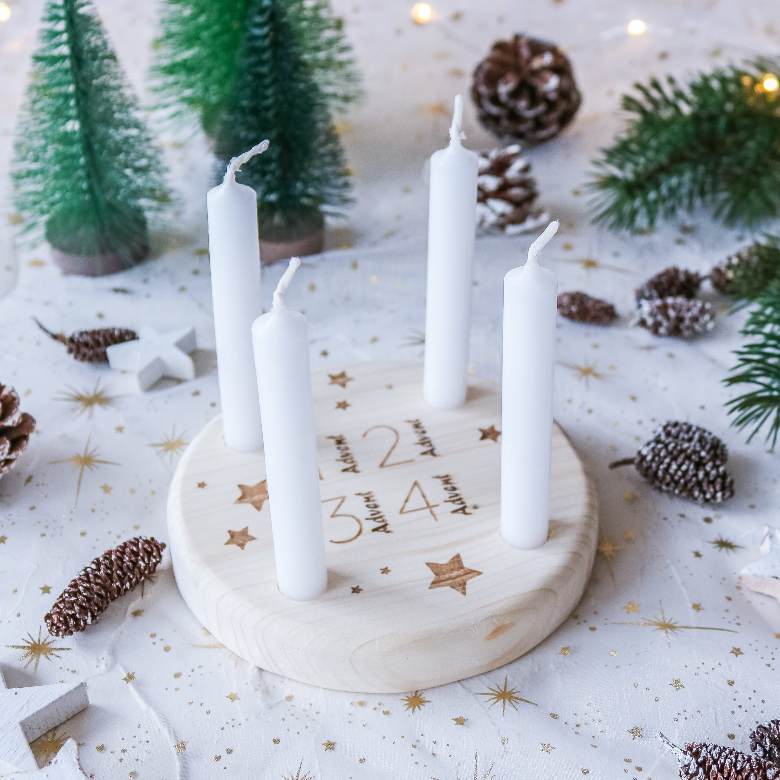 + | Holz Adventskranz 4 Adventszahlen mit Glücksdinge Kerzen