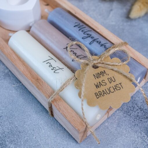 Geschenkset Nimm was du brauchst mit Stabkerze & Kerzenständer aus Raysin - Variante Trauer – Bild 3