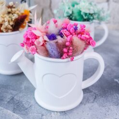 Giesskanne aus Raysin - dekoriert mit Trockenblumen - Deko Hygge Geschenk Mitbringsel