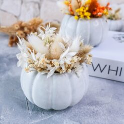 Kürbis aus Beton dekoriert mit Trockenblumen - Dekoration Herbst Halloween