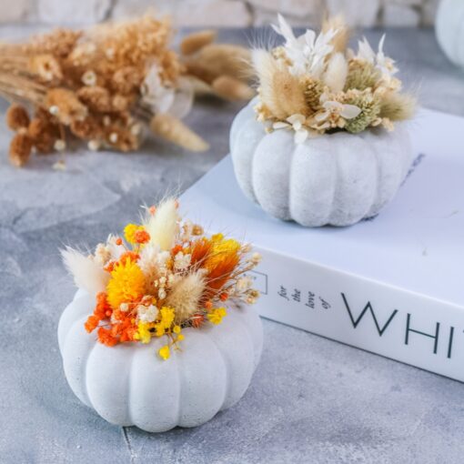 Kürbis aus Beton dekoriert mit Trockenblumen - Dekoration Herbst Halloween – Bild 2