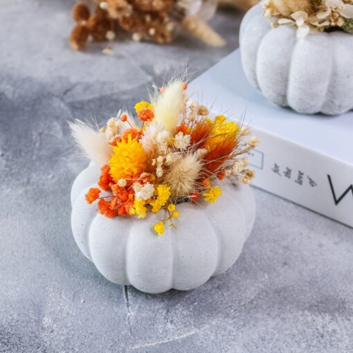 Kürbis aus Beton dekoriert mit Trockenblumen - Dekoration Herbst Halloween – Bild 4