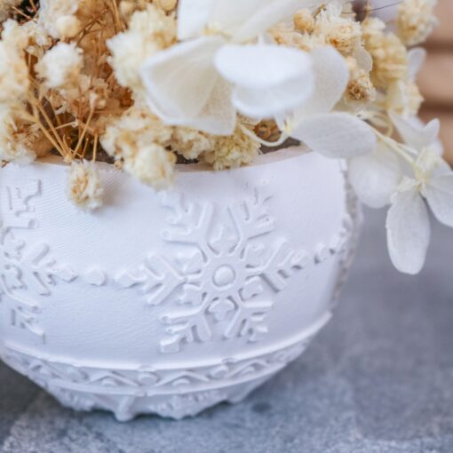 Weihnachtskugel aus Raysin dekoriert mit Trockenblumen - Dekoration Winter Weihnachten – Bild 8