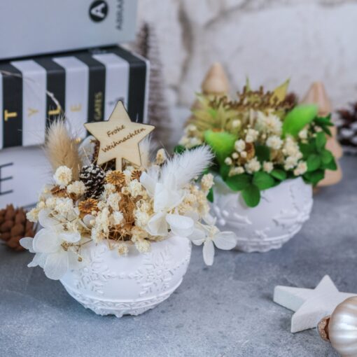 Weihnachtskugel aus Raysin dekoriert mit Trockenblumen - Dekoration Winter Weihnachten – Bild 4