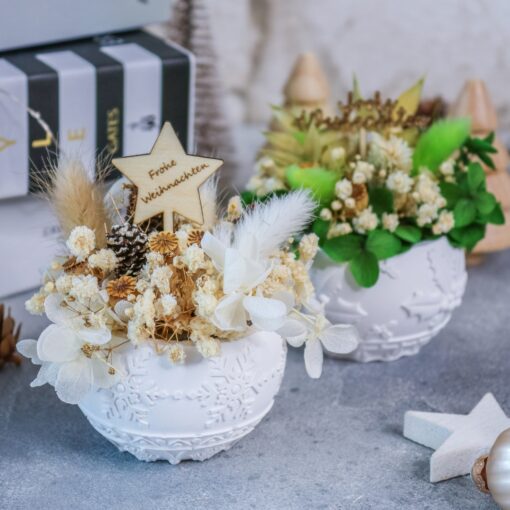 Weihnachtskugel aus Raysin dekoriert mit Trockenblumen - Dekoration Winter Weihnachten – Bild 2