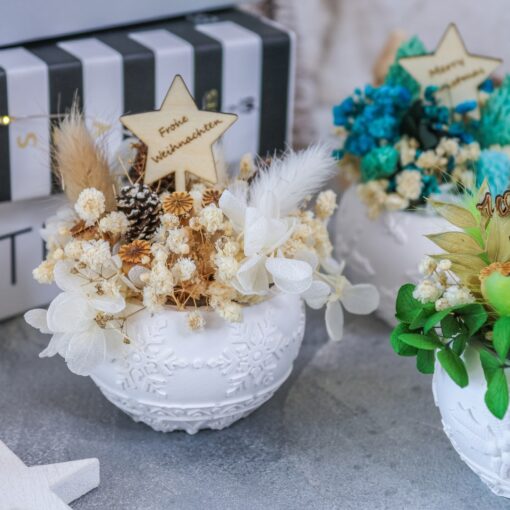 Weihnachtskugel aus Raysin dekoriert mit Trockenblumen - Dekoration Winter Weihnachten – Bild 3