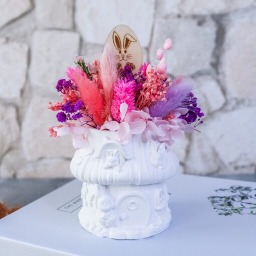Vase Haus mit Hase - dekoriert mit Trockenblumen