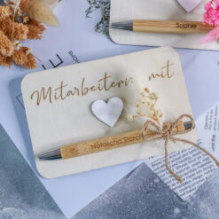 Mitarbeiterin mit Herz Kugelschreiber mit Geschenkkarte - personalisiert mit Name - Geschenk Arbeitskollegin