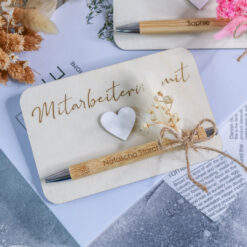 Mitarbeiterin mit Herz Kugelschreiber mit Geschenkkarte - personalisiert mit Name - Geschenk Arbeitskollegin – Bild 2