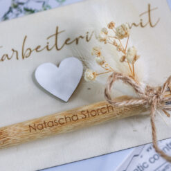 Mitarbeiterin mit Herz Kugelschreiber mit Geschenkkarte - personalisiert mit Name - Geschenk Arbeitskollegin – Bild 4