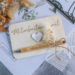 Mitarbeiterin mit Herz Kugelschreiber mit Geschenkkarte - personalisiert mit Name - Geschenk Arbeitskollegin – Bild 3
